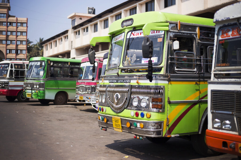 Indie kolorowe autobusy